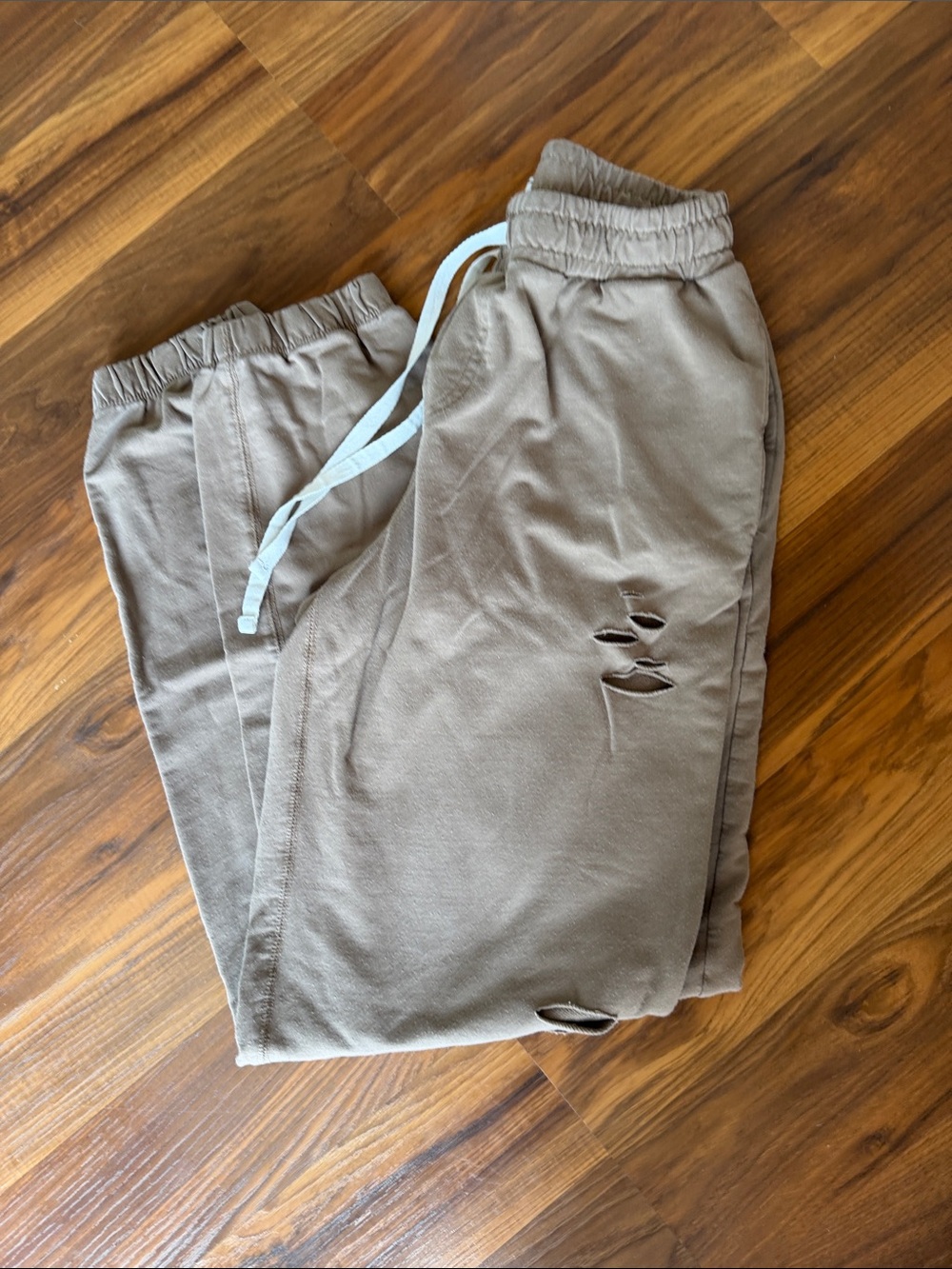 Chelsea DeBoer distressed sweats